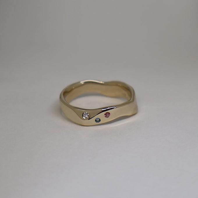 Custom Wave Ring (Stone & Engraving) | Yellow Gold