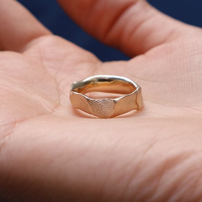 Impression™ Wave Ring | Yellow Gold