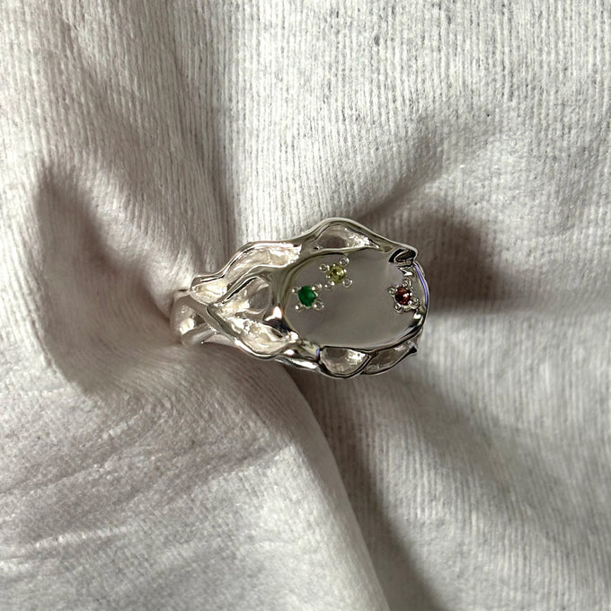 Ivy Oval Stone Signet Ring | White Gold