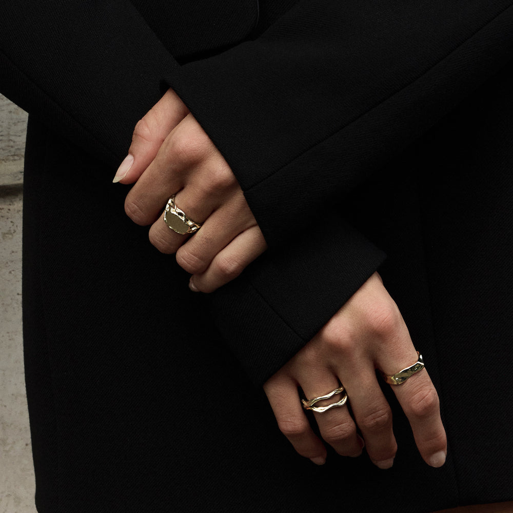Ivy Oval Signet Ring | Yellow Gold