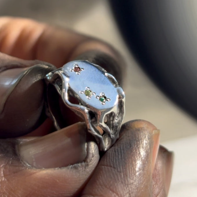 Ivy Oval Stone Signet Ring | White Gold