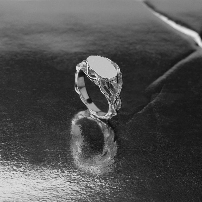 Ivy Oval Signet Ring | Rose Gold