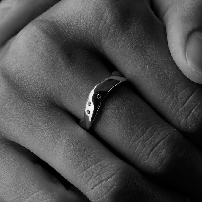 Custom Wave Ring (Stone & Engraving) | Silver