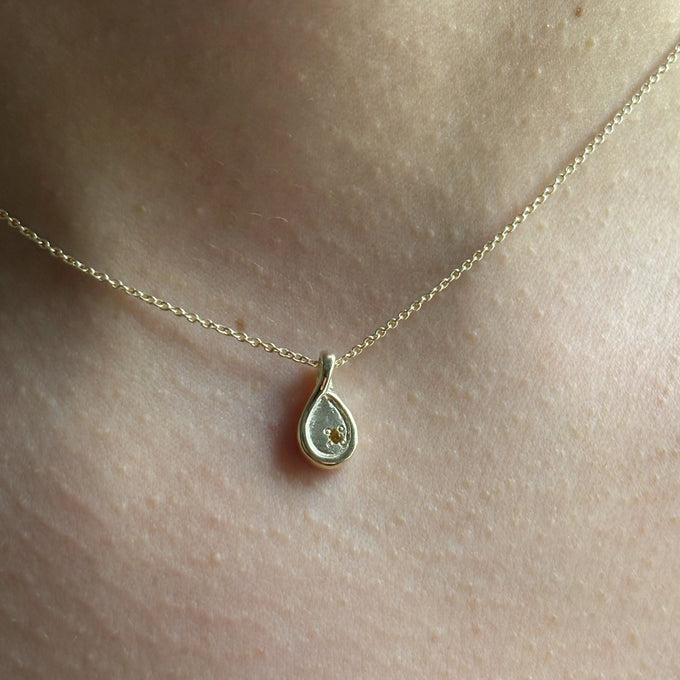 Custom Forma Pendant (Stones & Engraving) | Yellow Gold