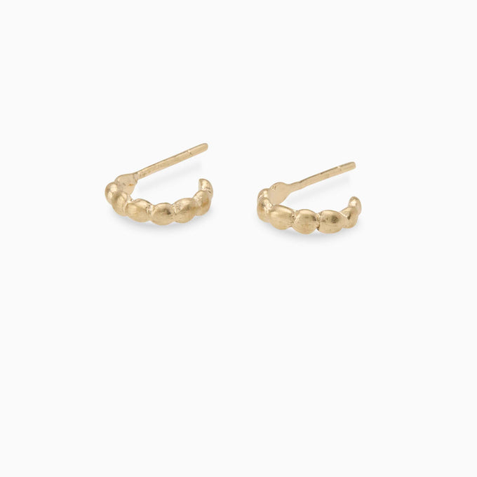 Pebble Huggies | Yellow Gold